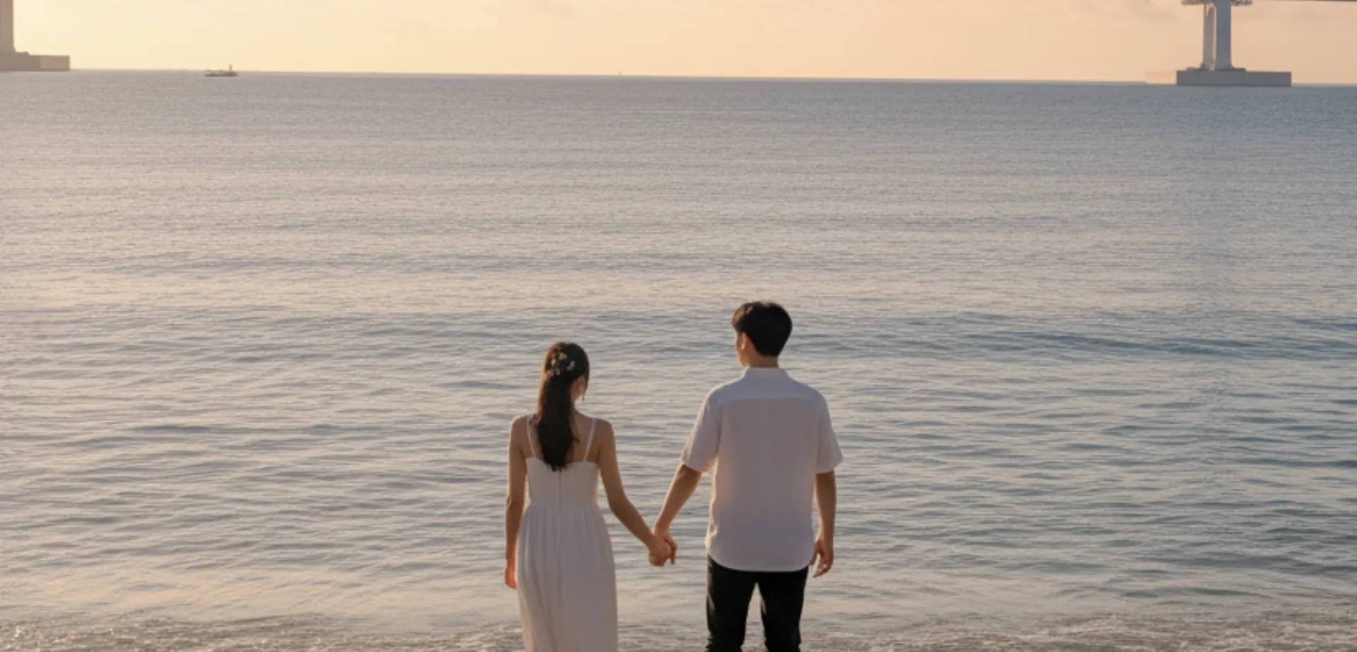 해변에서 손잡은 커플